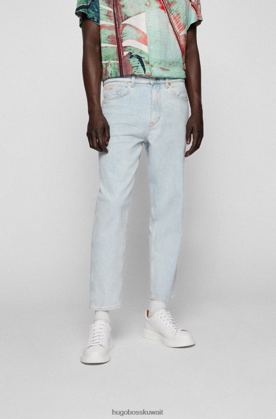 4TFNJN3240 أزرق فاتح Hugo Boss جينز هوغو ذو قصة ضيقة باللون الأزرق الفاتح من قماش الدنيم الإيطالي المريح والمطاط باللون الأزرق
