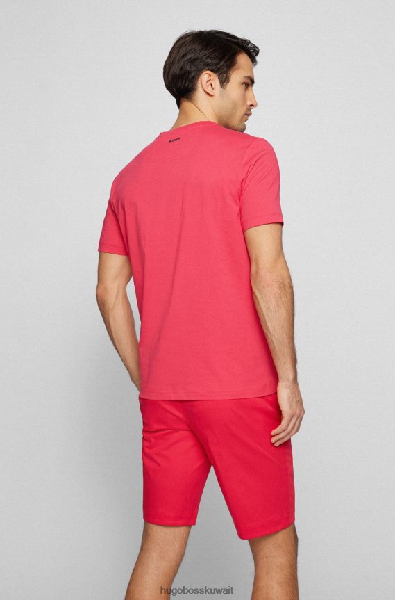 4TFNJN3247 لون القرنفل Hugo Boss تيشيرت هوغو من الجيرسي القطني الوردي ذو المقاس العادي مع شعار فني