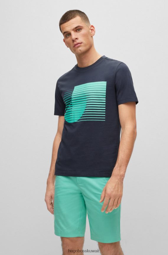 4TFNJN3267 أزرق غامق Hugo Boss تي شيرت برقبة دائرية مصنوع من قطن الجيرسيه مع عمل فني موسمي باللون الأزرق الداكن