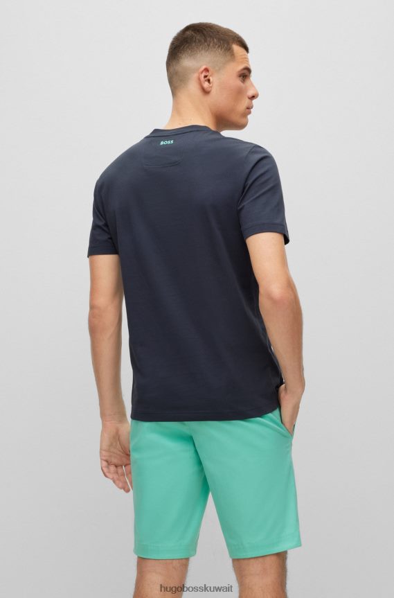 4TFNJN3267 أزرق غامق Hugo Boss تي شيرت برقبة دائرية مصنوع من قطن الجيرسيه مع عمل فني موسمي باللون الأزرق الداكن