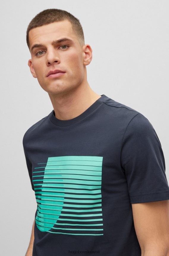 4TFNJN3267 أزرق غامق Hugo Boss تي شيرت برقبة دائرية مصنوع من قطن الجيرسيه مع عمل فني موسمي باللون الأزرق الداكن