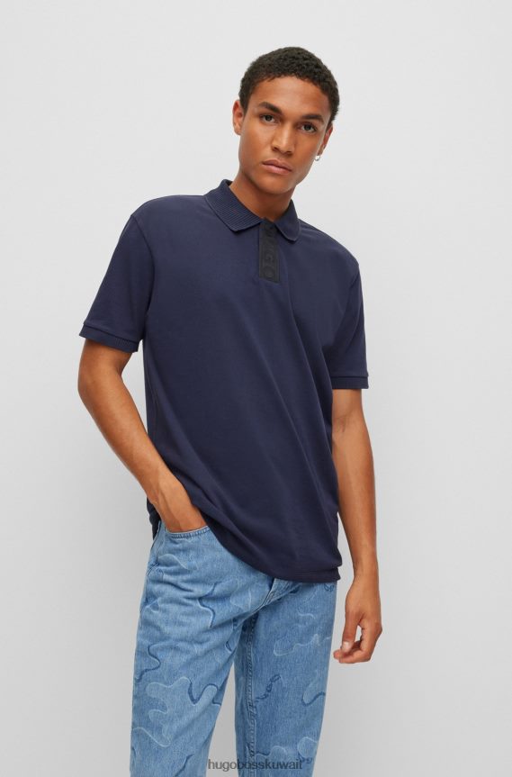 4TFNJN3275 أزرق غامق Hugo Boss قميص بولو من قطن بيكيه مع فتحة شعار هوغو باللون الأزرق الداكن
