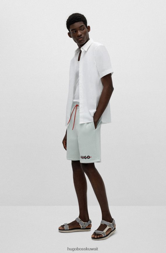 4TFNJN3296 اخضر فاتح Hugo Boss Hugo شورت من مزيج القطن باللون الأخضر الفاتح مع شعار وشريط