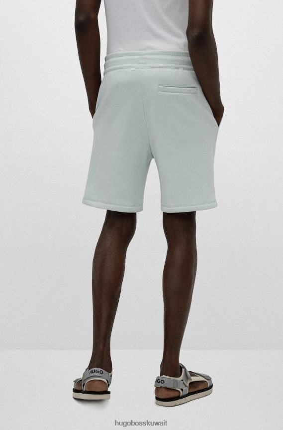 4TFNJN3296 اخضر فاتح Hugo Boss Hugo شورت من مزيج القطن باللون الأخضر الفاتح مع شعار وشريط