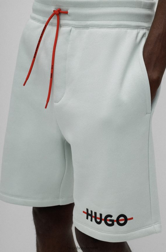 4TFNJN3296 اخضر فاتح Hugo Boss Hugo شورت من مزيج القطن باللون الأخضر الفاتح مع شعار وشريط