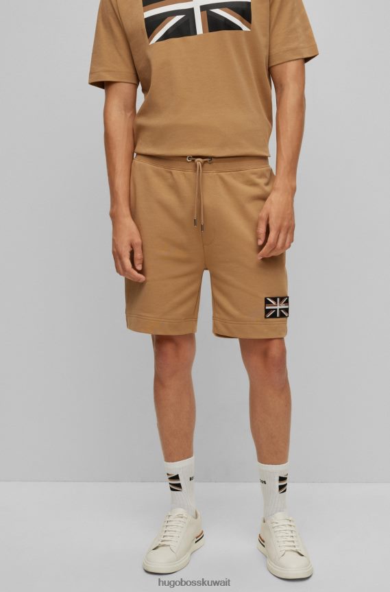4TFNJN3316 اللون البيج Hugo Boss شورت هوغو من القطن العضوي مع رقعة Union Jack باللون البيج