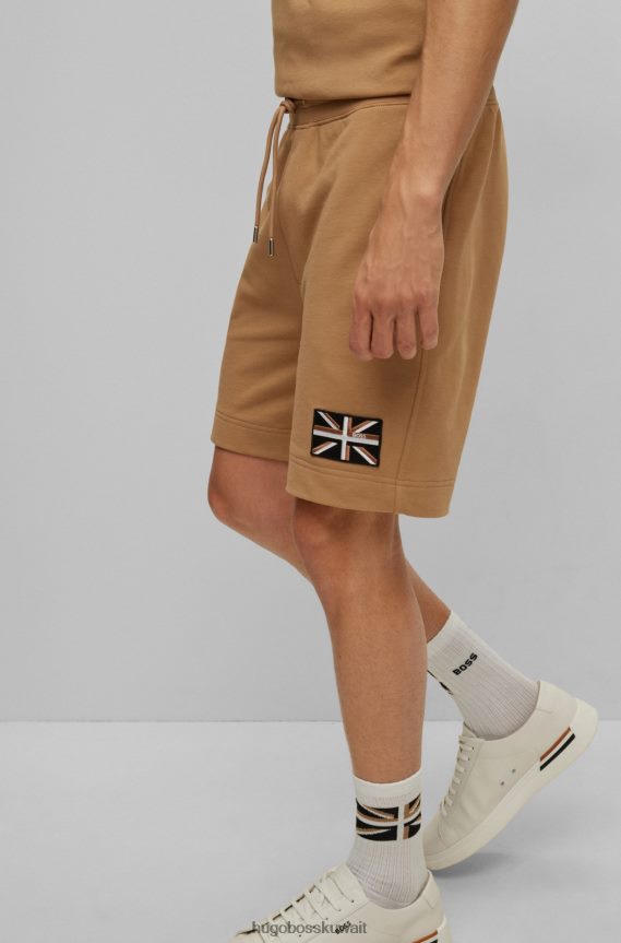 4TFNJN3316 اللون البيج Hugo Boss شورت هوغو من القطن العضوي مع رقعة Union Jack باللون البيج