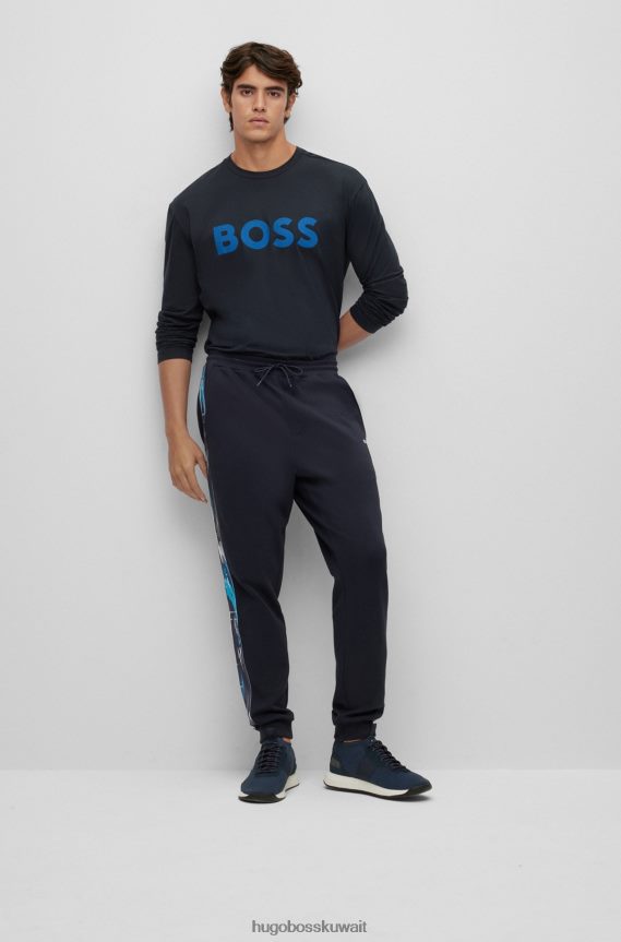 4TFNJN3347 أزرق غامق Hugo Boss تيشيرت هوغو من الجيرسي القطني بأكمام طويلة وطبعة شعار باللون الأزرق الداكن