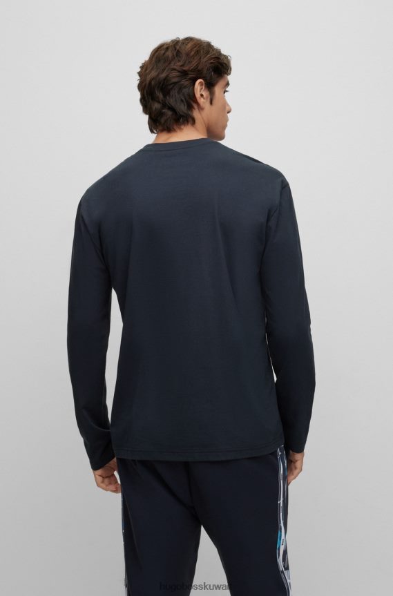 4TFNJN3347 أزرق غامق Hugo Boss تيشيرت هوغو من الجيرسي القطني بأكمام طويلة وطبعة شعار باللون الأزرق الداكن