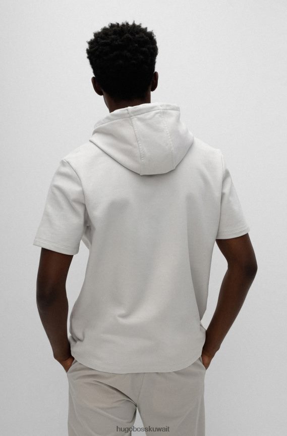 4TFNJN3360 البيج الفاتح Hugo Boss سويت شيرت هوغو من قطن تيري بأكمام قصيرة مع شعار أحمر وبيج فاتح