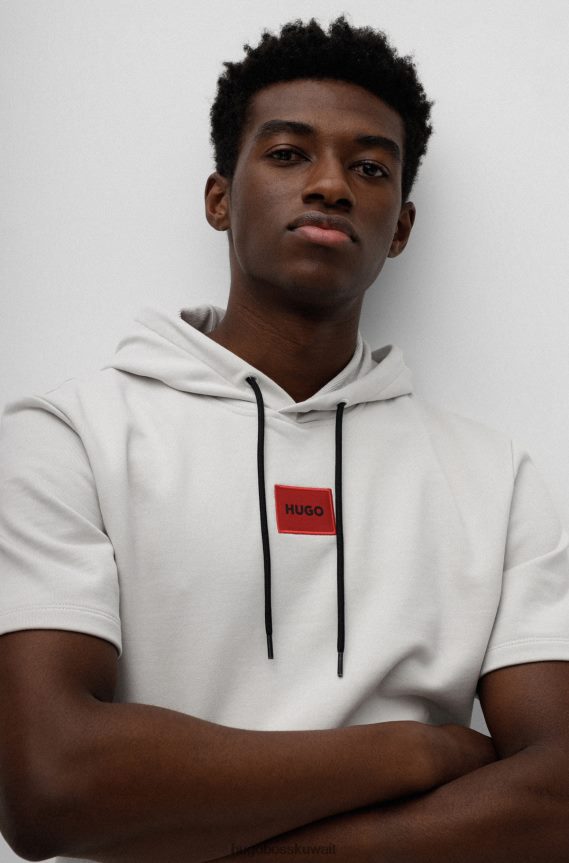 4TFNJN3360 البيج الفاتح Hugo Boss سويت شيرت هوغو من قطن تيري بأكمام قصيرة مع شعار أحمر وبيج فاتح