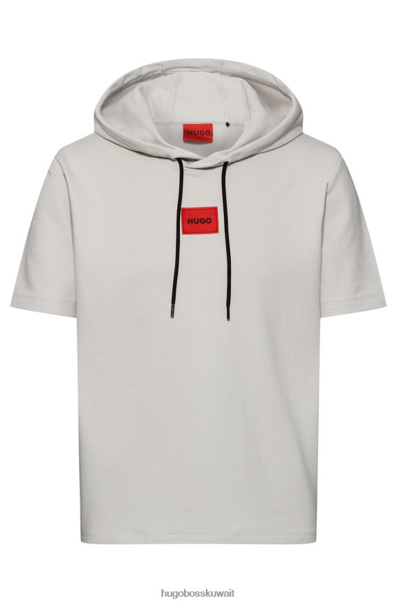 4TFNJN3360 البيج الفاتح Hugo Boss سويت شيرت هوغو من قطن تيري بأكمام قصيرة مع شعار أحمر وبيج فاتح