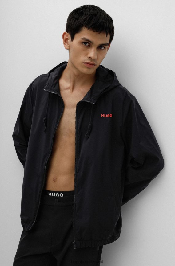 4TFNJN3411 أسود Hugo Boss سترة بغطاء رأس مقاومة للماء مع شعارات مطبوعة باللون الأسود من هوغو