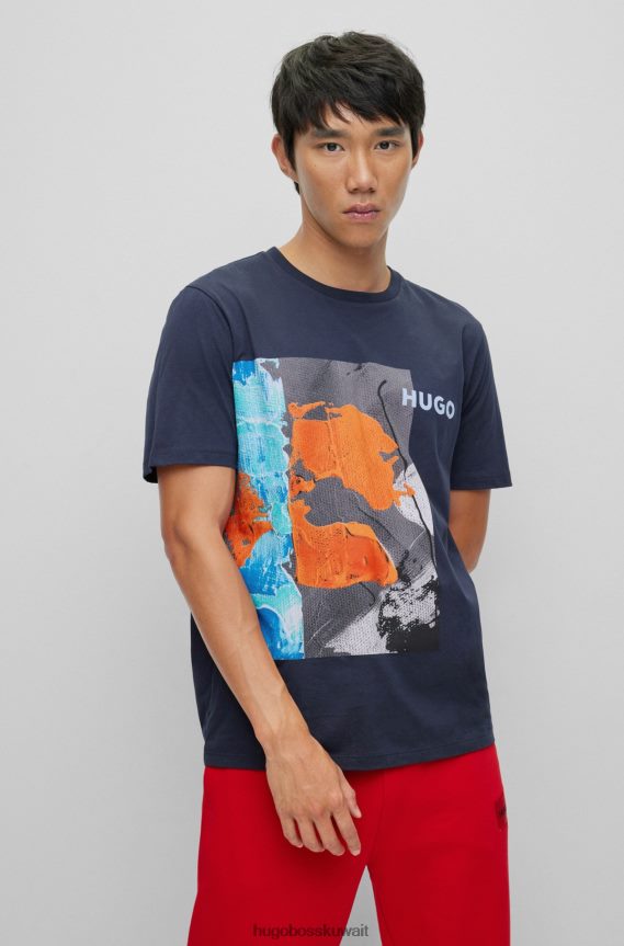 4TFNJN3412 أزرق غامق Hugo Boss تي شيرت من الجيرسي القطني باللون الأزرق الداكن مع شعار وأعمال فنية هوغو