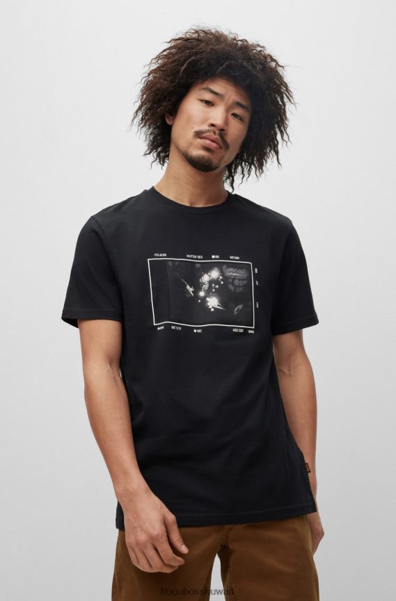 4TFNJN3466 أسود Hugo Boss تيشيرت هوغو من الجيرسي القطني باللون الأسود مع طباعة موسمية