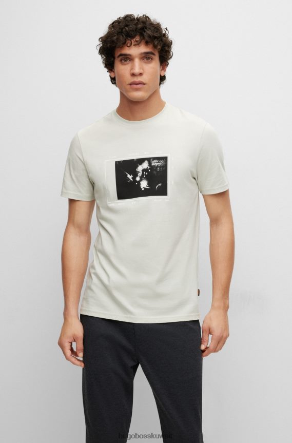 4TFNJN3467 رمادي فاتح Hugo Boss تيشيرت هوغو من الجيرسي القطني مع طباعة موسمية باللون الرمادي الفاتح