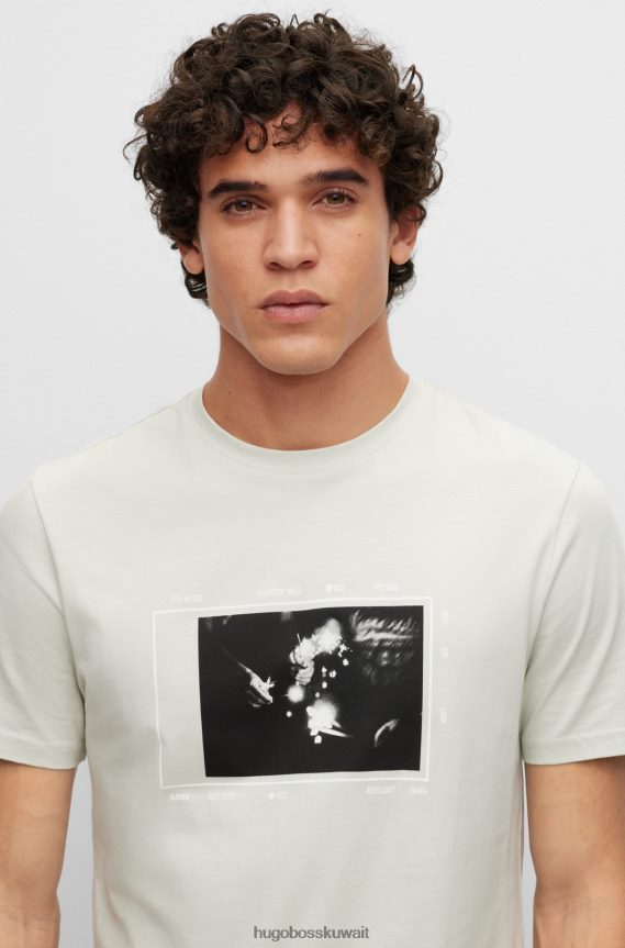 4TFNJN3467 رمادي فاتح Hugo Boss تيشيرت هوغو من الجيرسي القطني مع طباعة موسمية باللون الرمادي الفاتح