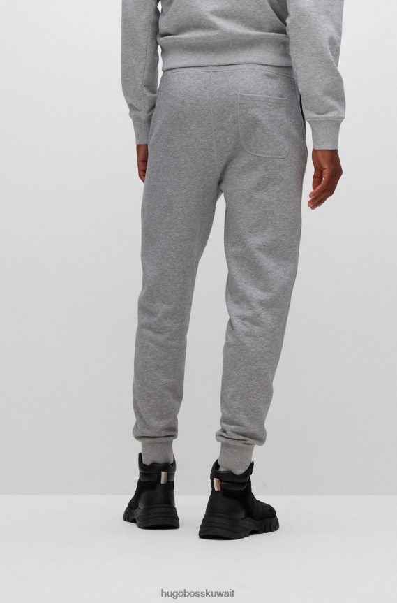 4TFNJN3469 رمادي فاتح Hugo Boss بدلة رياضية من قطن تيري باللون الرمادي الفاتح مع شعار Hugo من الصوف