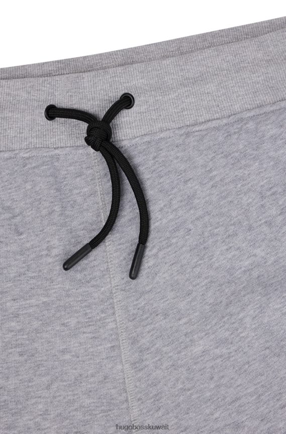 4TFNJN3469 رمادي فاتح Hugo Boss بدلة رياضية من قطن تيري باللون الرمادي الفاتح مع شعار Hugo من الصوف