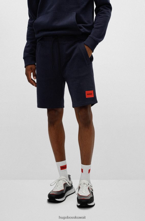 4TFNJN3496 أزرق غامق Hugo Boss شورت من قطن تيري الفرنسي باللون الأزرق الداكن مع شعار هوغو باللون الأحمر