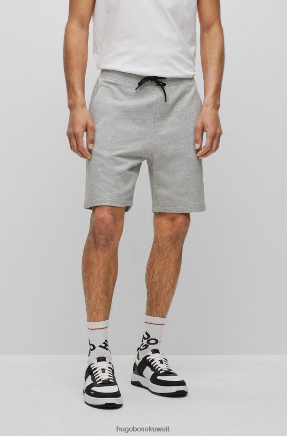 4TFNJN3499 رمادي فاتح Hugo Boss شورت Hugo باللون الرمادي الفاتح من قطن تيري الفرنسي مع ملصق شعار أحمر