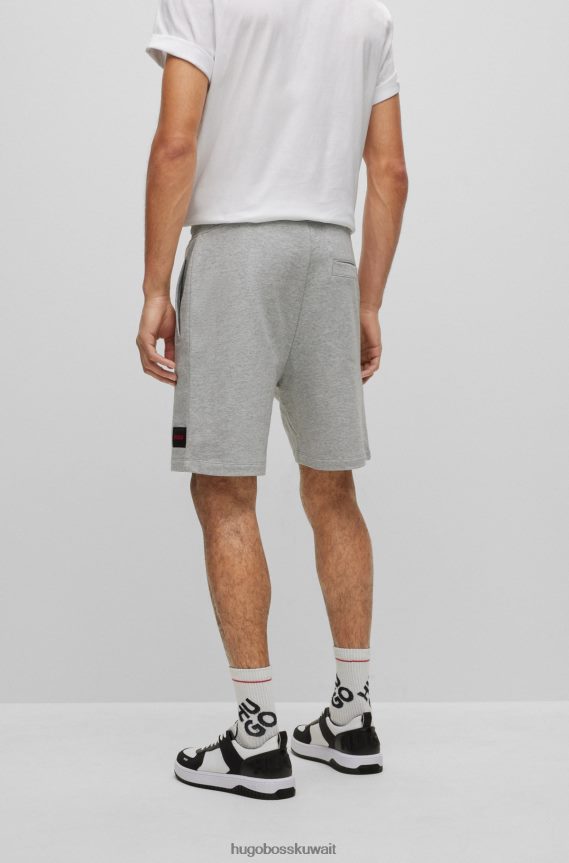 4TFNJN3499 رمادي فاتح Hugo Boss شورت Hugo باللون الرمادي الفاتح من قطن تيري الفرنسي مع ملصق شعار أحمر