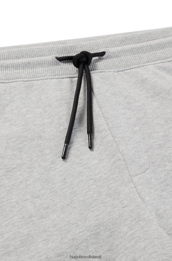 4TFNJN3499 رمادي فاتح Hugo Boss شورت Hugo باللون الرمادي الفاتح من قطن تيري الفرنسي مع ملصق شعار أحمر