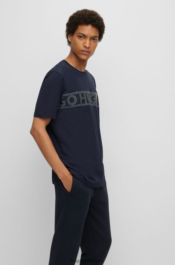 4TFNJN3511 أزرق غامق Hugo Boss تي شيرت هوغو من القطن العضوي باللون الأزرق الداكن مع عمل فني بشريط الشعار