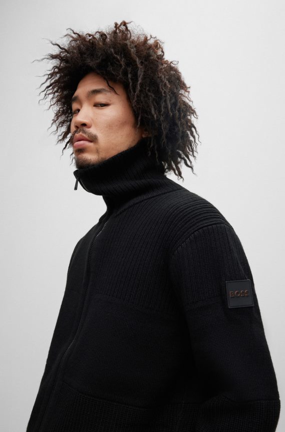 4TFNJN3543 أسود Hugo Boss هوغو سترة محبوكة ذات مقاس عادي مع شارة الشعار باللون الأسود