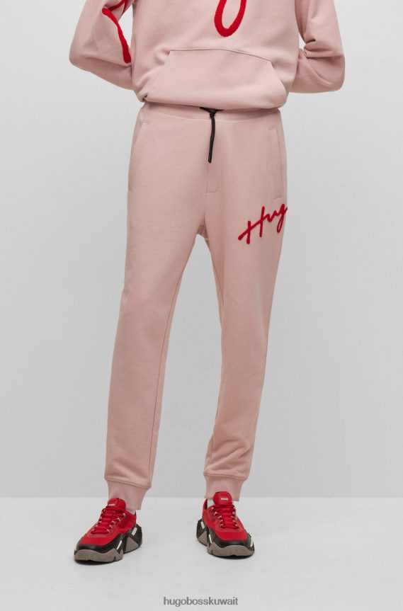 4TFNJN3549 وردي فاتح Hugo Boss بدلة رياضية من هوغو مصنوعة من قطن تيري مع شعار مطرز بخط اليد باللون الوردي الفاتح