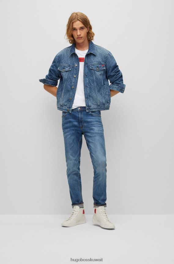 4TFNJN3555 أبيض Hugo Boss تي شيرت Hugo من القطن ذو المقاس العادي مع ملصق شعار أحمر اللون أبيض