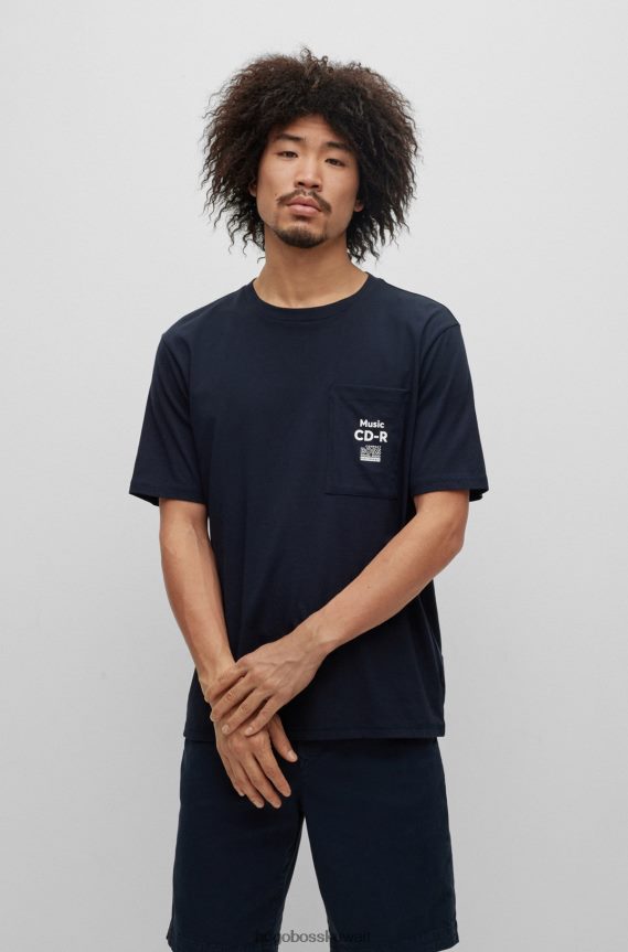 4TFNJN3582 أزرق غامق Hugo Boss تيشيرت هوغو من القطن بقصة مريحة وطبعة أمامية وخلفية باللون الأزرق الداكن