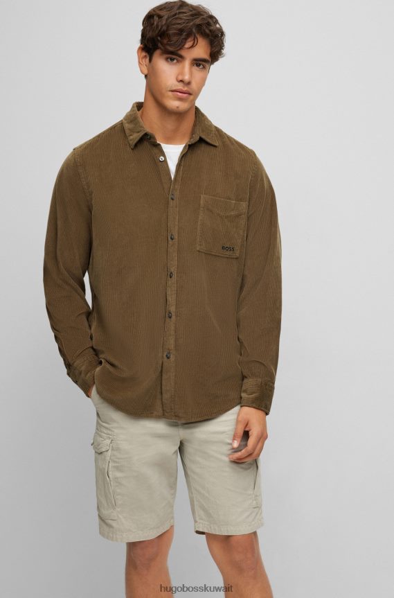 4TFNJN3597 بني غامق Hugo Boss قميص بقصة عادية مصنوع من قطن سروال قصير هوغو باللون البني الداكن