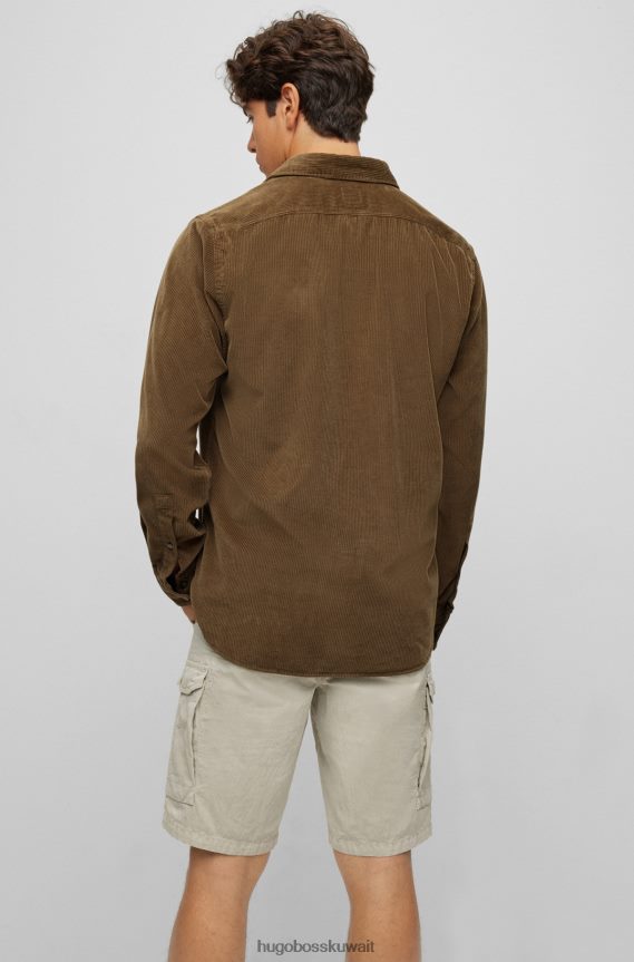 4TFNJN3597 بني غامق Hugo Boss قميص بقصة عادية مصنوع من قطن سروال قصير هوغو باللون البني الداكن