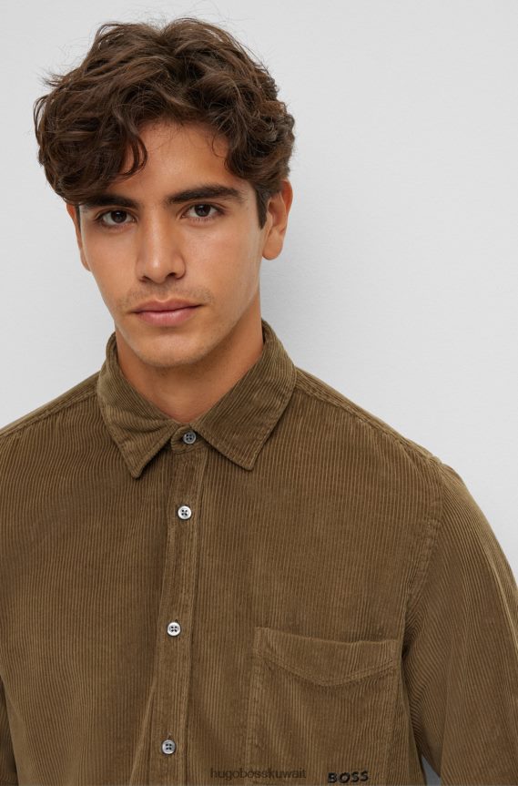 4TFNJN3597 بني غامق Hugo Boss قميص بقصة عادية مصنوع من قطن سروال قصير هوغو باللون البني الداكن