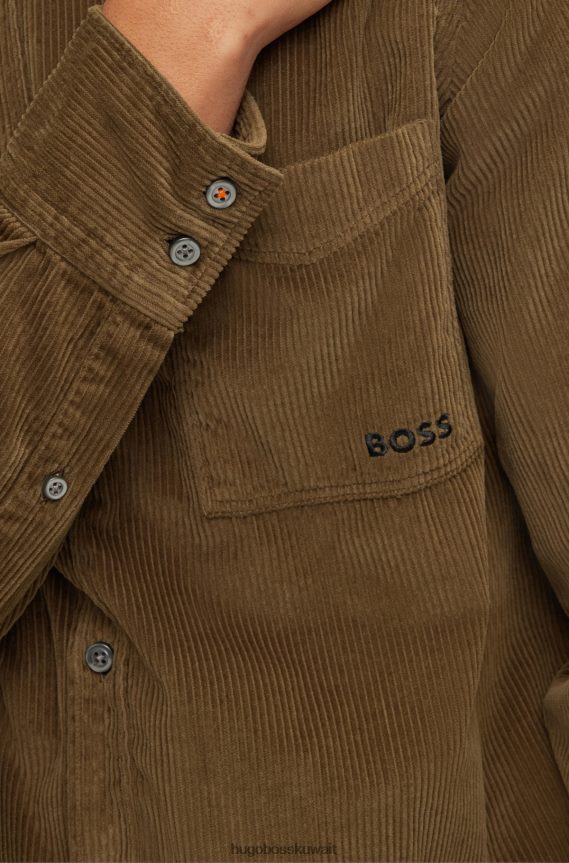 4TFNJN3597 بني غامق Hugo Boss قميص بقصة عادية مصنوع من قطن سروال قصير هوغو باللون البني الداكن