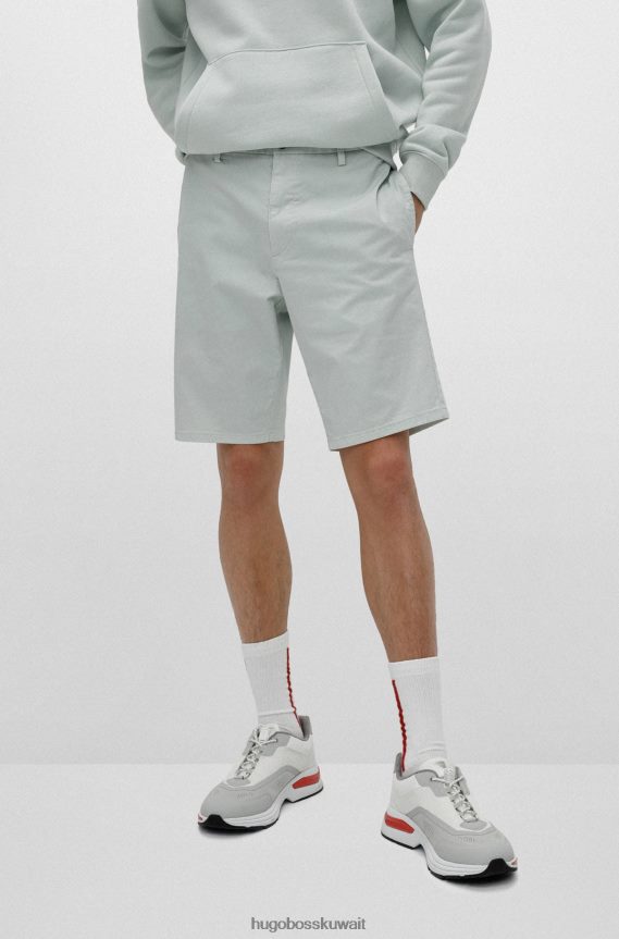 4TFNJN3605 اخضر فاتح Hugo Boss شورت تشينو من Hugo باللون الأخضر الفاتح مصنوع من قطن الغبردين المطاطي