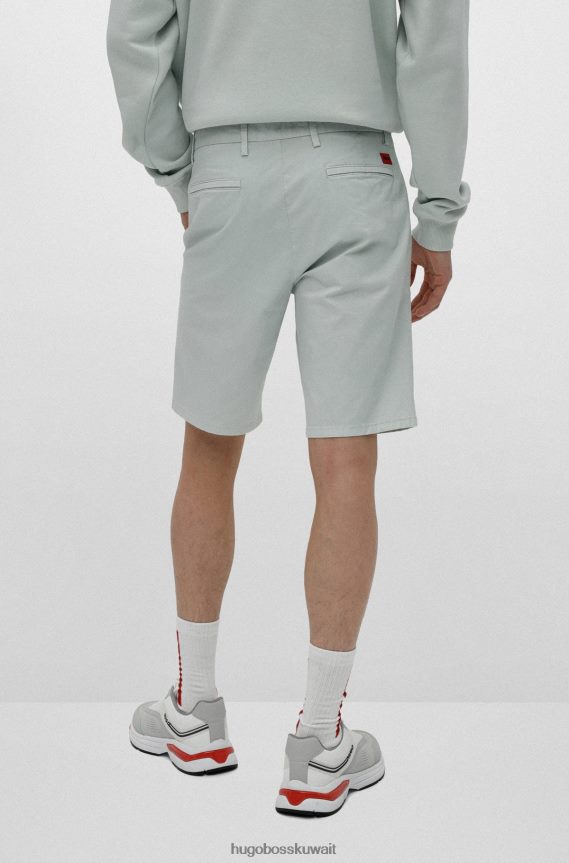 4TFNJN3605 اخضر فاتح Hugo Boss شورت تشينو من Hugo باللون الأخضر الفاتح مصنوع من قطن الغبردين المطاطي
