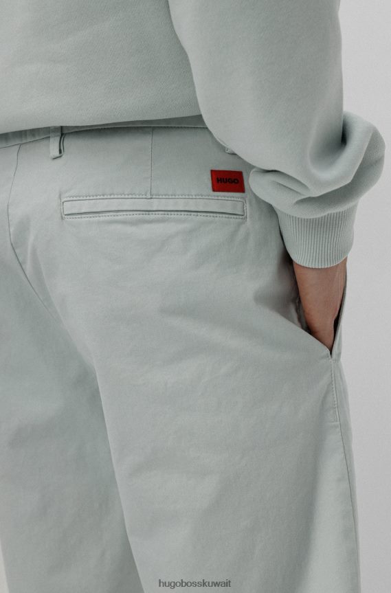 4TFNJN3605 اخضر فاتح Hugo Boss شورت تشينو من Hugo باللون الأخضر الفاتح مصنوع من قطن الغبردين المطاطي