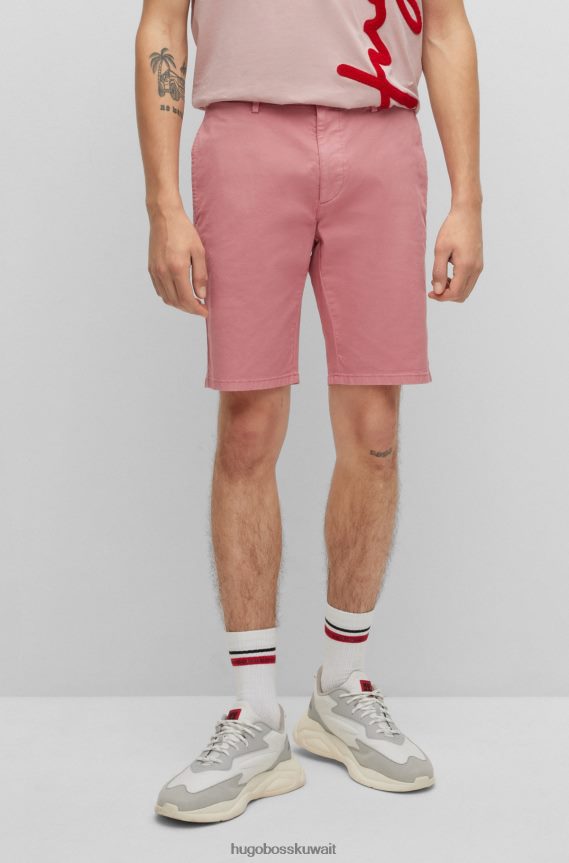 4TFNJN3606 لون القرنفل Hugo Boss شورت هوغو تشينو بقصّة ضيّقة مصنوع من قطن الغبردين الوردي