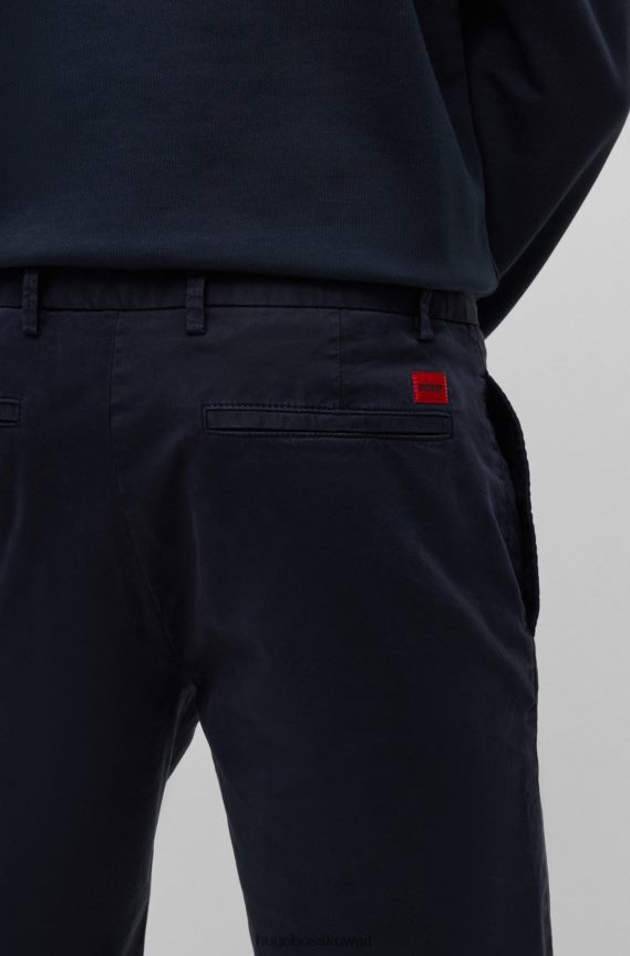4TFNJN3607 أزرق غامق Hugo Boss شورت تشينو بقصّة ضيّقة من قطن الجبردين المطاطي باللون الأزرق الداكن