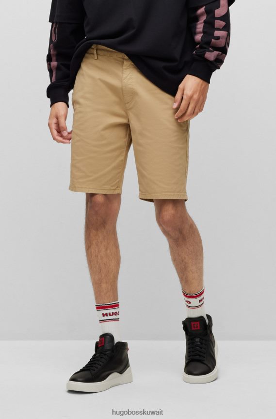 4TFNJN3608 اللون البيج Hugo Boss شورت تشينو بقصة ضيقة باللون البيج، مصنوع من قماش الجبردين القطني المطاطي