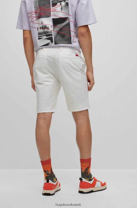 4TFNJN3609 أبيض Hugo Boss شورت تشينو بقصّة ضيّقة من قطن الجبردين المطاطي باللون الأبيض