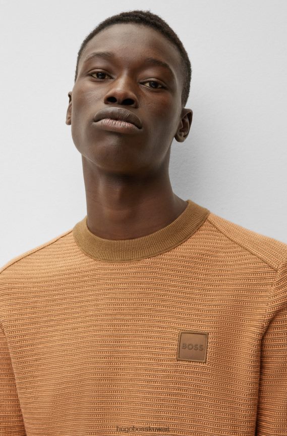 4TFNJN3614 البني الفاتح Hugo Boss سترة من الكشمير والقطن باللون البني الفاتح مع شارة شعار هوغو منسوجة