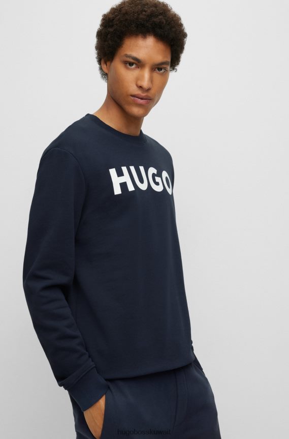4TFNJN3641 أزرق غامق Hugo Boss سويت شيرت هوغو برقبة دائرية باللون الأزرق الداكن من قماش تيري الفرنسي مع شعار متباين