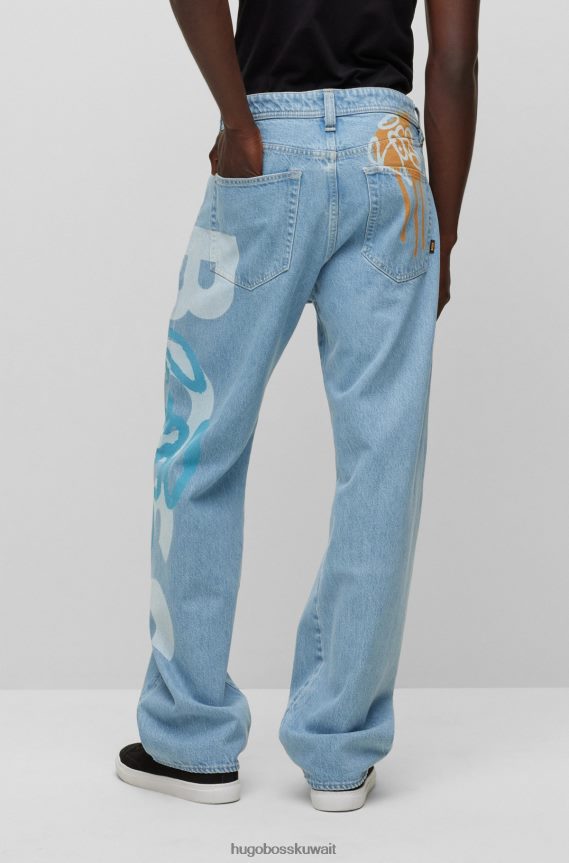 4TFNJN3652 أزرق فاتح Hugo Boss هوغو جينز مريح مع شعارات جرافيتي باللون الأزرق الفاتح