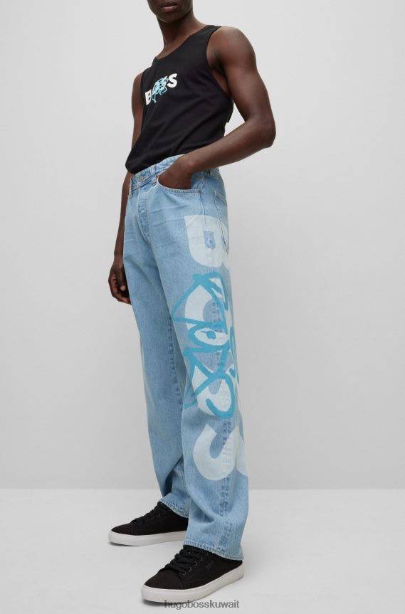 4TFNJN3652 أزرق فاتح Hugo Boss هوغو جينز مريح مع شعارات جرافيتي باللون الأزرق الفاتح