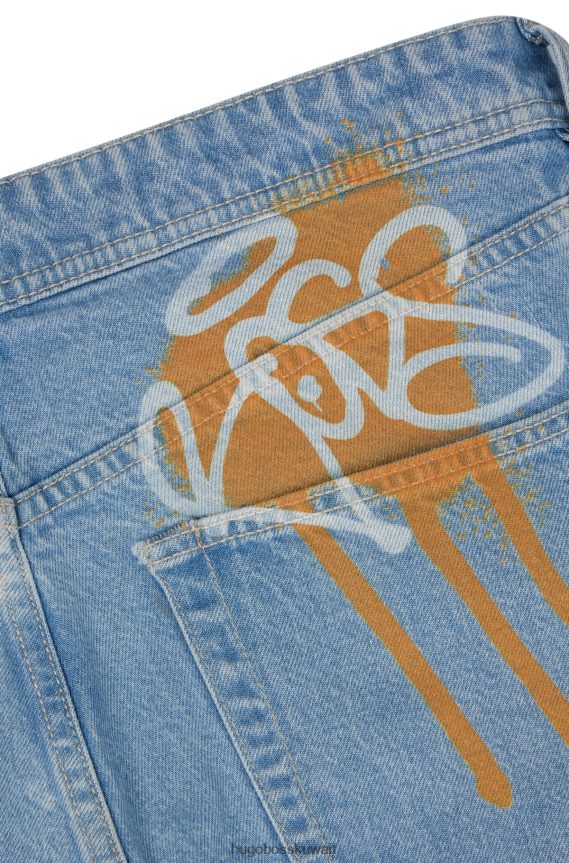 4TFNJN3652 أزرق فاتح Hugo Boss هوغو جينز مريح مع شعارات جرافيتي باللون الأزرق الفاتح