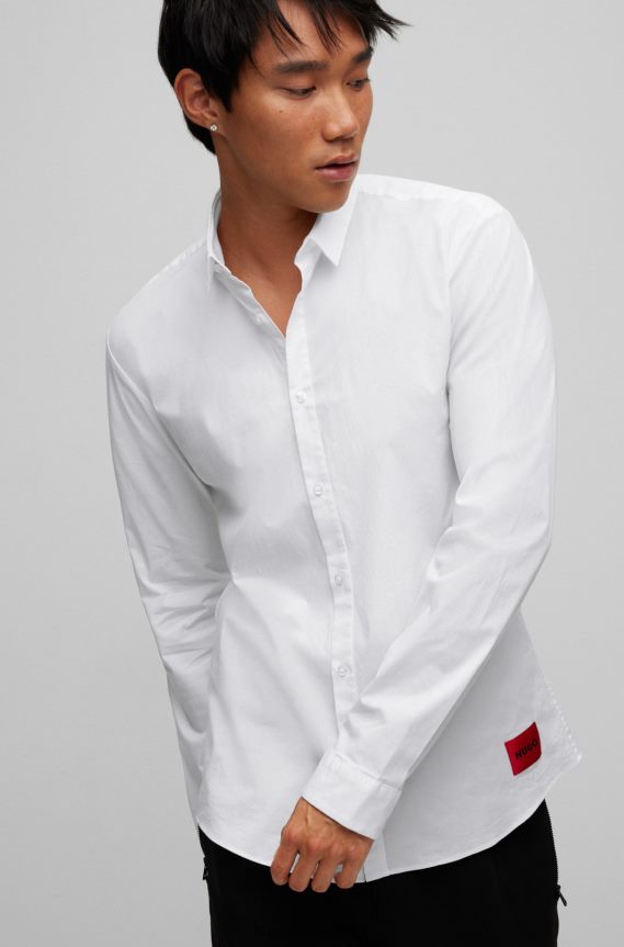 4TFNJN3654 أبيض Hugo Boss قميص أبيض من القطن المطاطي بقصّة نحيفة للغاية يحمل شعار Hugo
