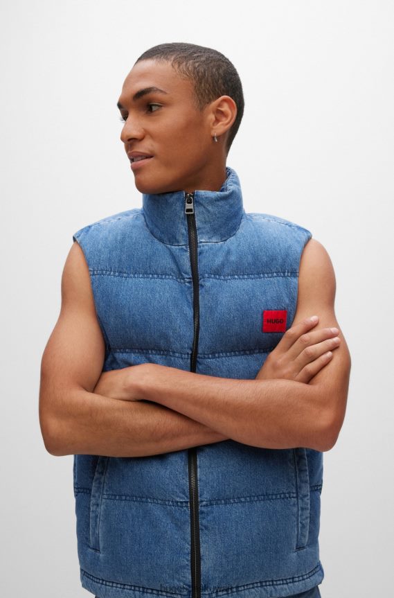 4TFNJN3662 أزرق فاتح Hugo Boss سترة هوغو منتفخة من الدنيم باللون الأزرق الفاتح مع ملصق شعار أحمر